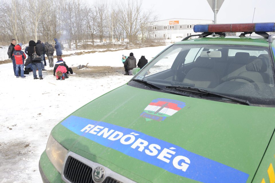 Illegális bevándorlás - Koszovói határsértõk a Homokháts