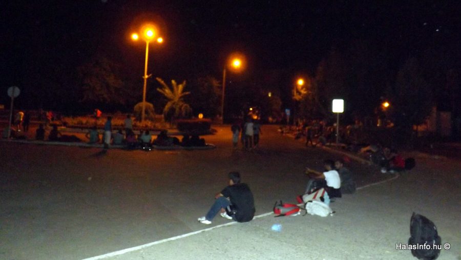 migransok-a-kiskunhalasi-vasutallomason-1