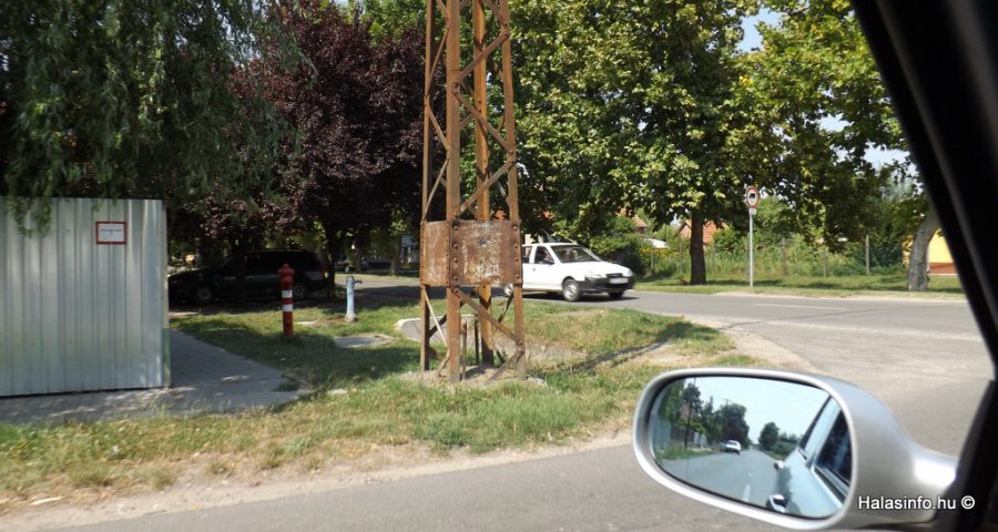 2 másodperccel később: a bal oldali kilátást valóban zavarhatja a fa, az ott parkoló jármű, és az úttestre vetülő árnyék.