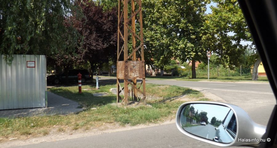 A STOP táblánál lévő útburkolati jelnél megállva ennyi látszik a Szabadkai útból