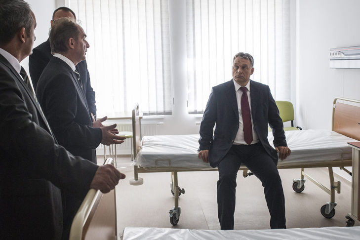 Orbán Viktor egy kórházi ágyon. Fotó: MTI / Ujvári Sándor
